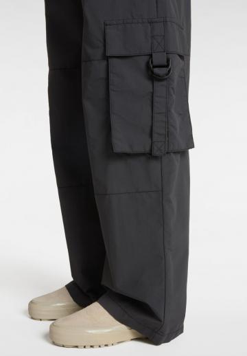 Брюки с накладными карманами