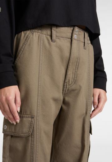 Брюки с накладными карманами