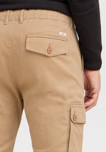 Брюки с накладными карманами
