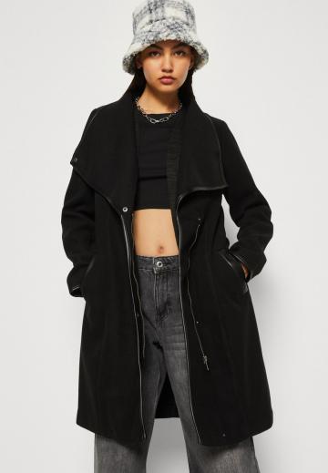 Пальто из искусственной кожи