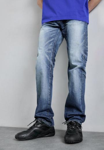 Прямые джинсы