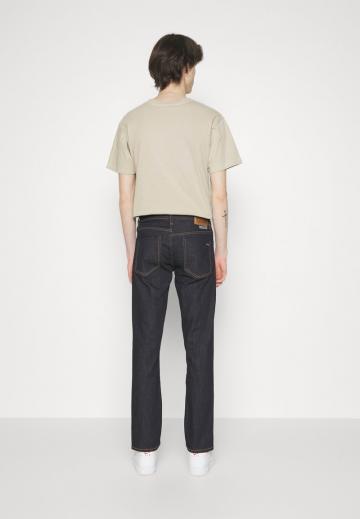 Узкие джинсы