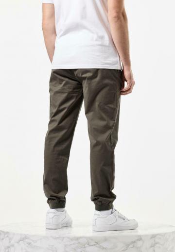 Брюки с накладными карманами