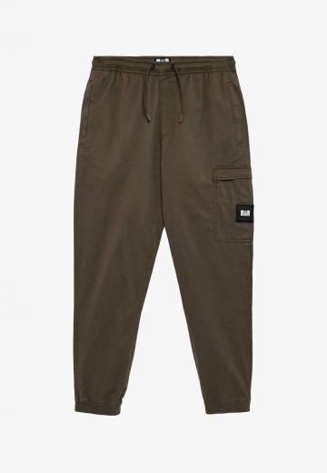 Брюки с накладными карманами