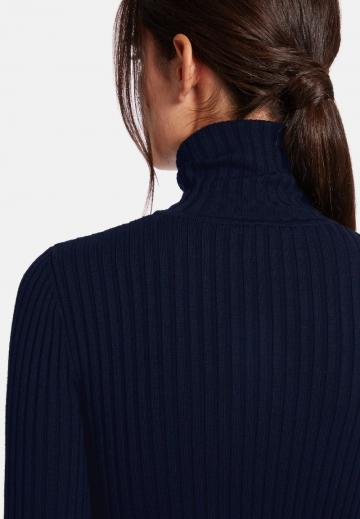 Вязаное платье