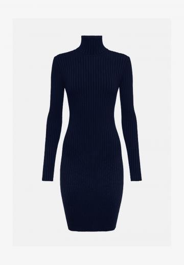 Вязаное платье