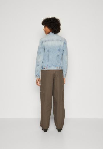 Джинсовая куртка