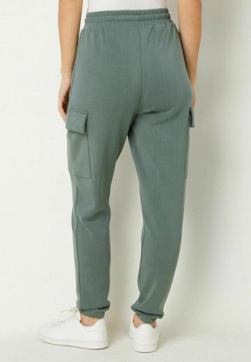 Брюки с накладными карманами