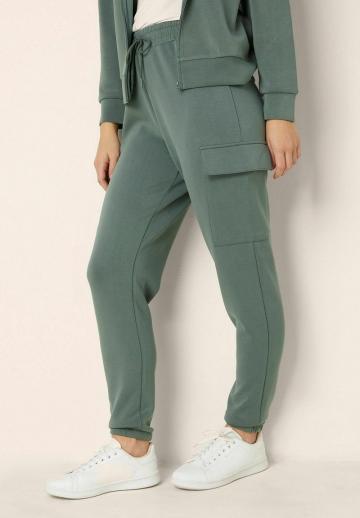 Брюки с накладными карманами