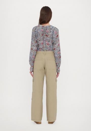 Брюки с накладными карманами