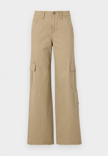 Брюки с накладными карманами