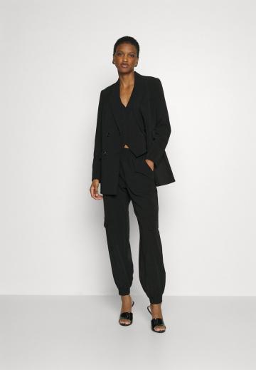 Блейзер с накладными карманами