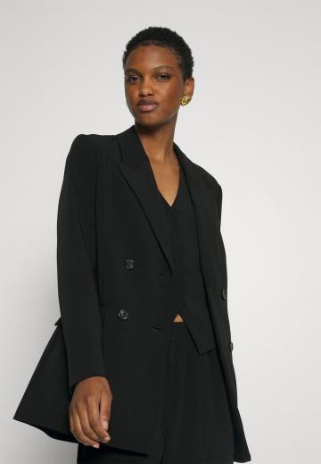 Блейзер с накладными карманами