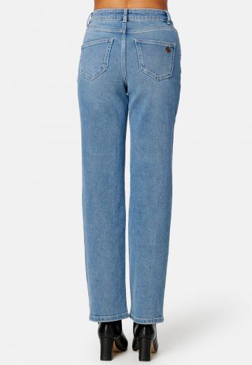 Прямые джинсы