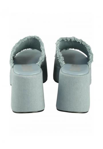 Босоножки на каблуке