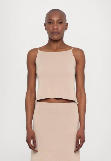 Топ на бретельках