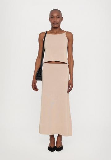 Топ на бретельках