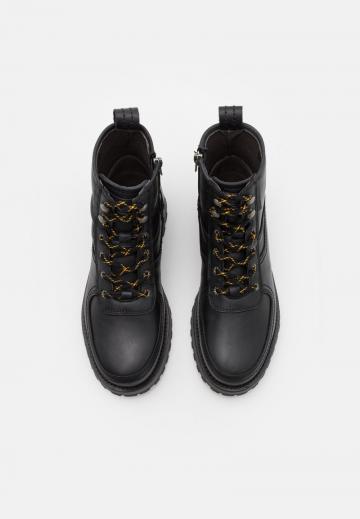 Ботинки на шнуровке