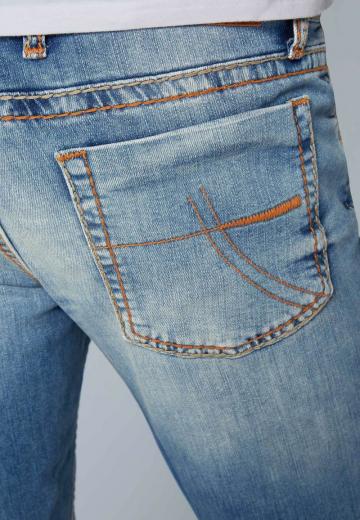 Прямые джинсы