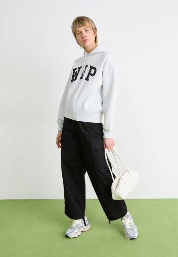 Брюки с накладными карманами