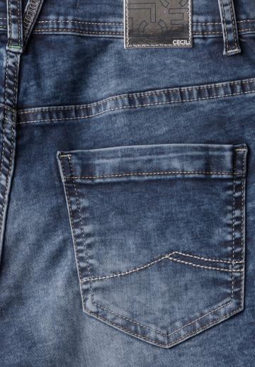 Короткие джинсы