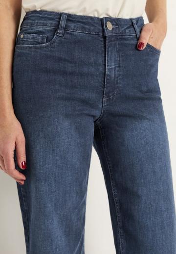 Короткие джинсы