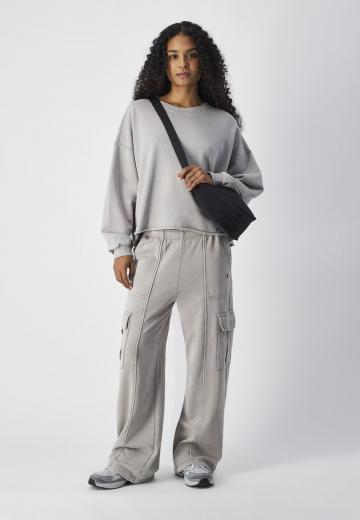 Брюки с накладными карманами