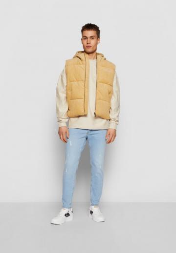 Узкие джинсы