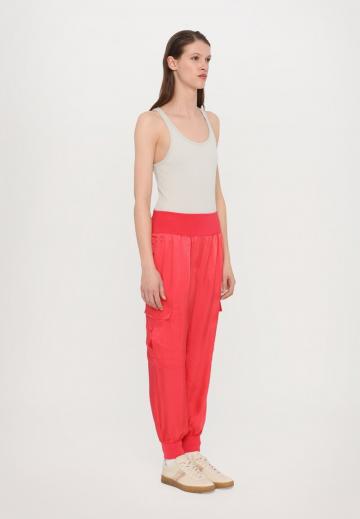 Брюки с накладными карманами