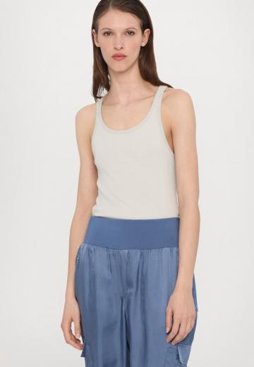 Брюки с накладными карманами