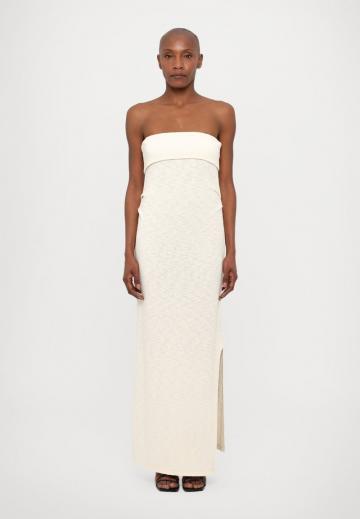 Платье без бретелек