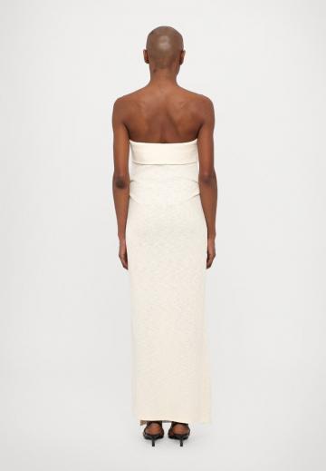 Платье без бретелек