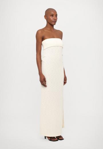 Платье без бретелек