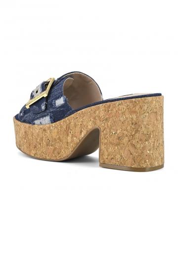 Босоножки на каблуке