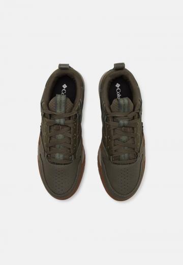 Походные кроссовки