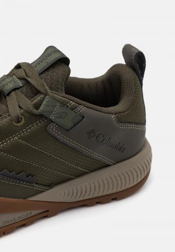 Походные кроссовки