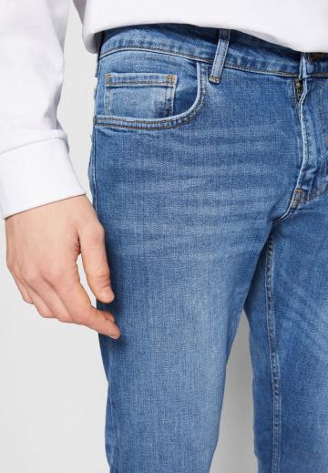 Прямые джинсы