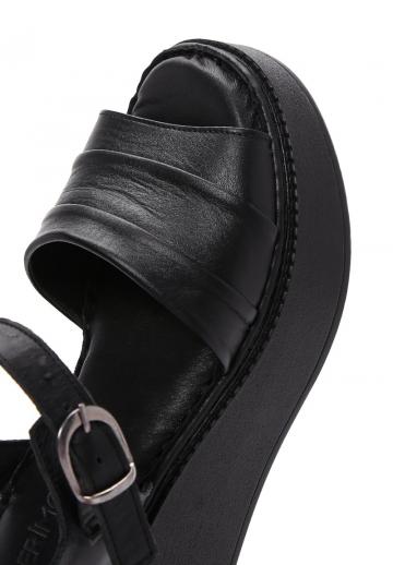 Босоножки на танкетке