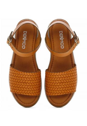 Босоножки на танкетке