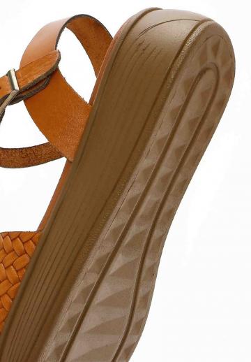 Босоножки на танкетке