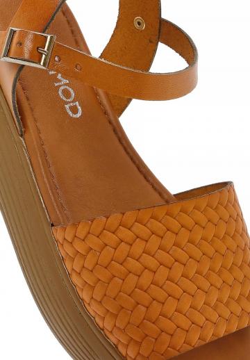 Босоножки на танкетке