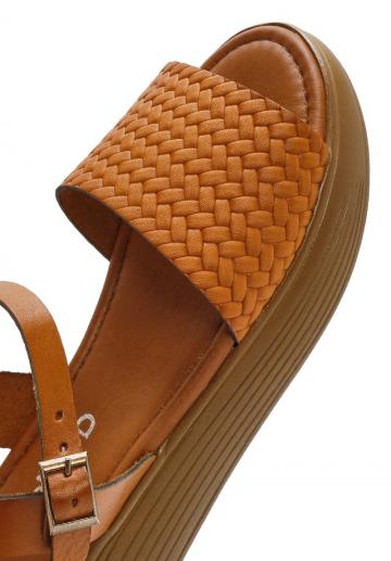 Босоножки на танкетке