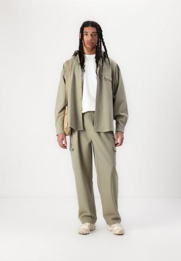 Брюки с накладными карманами