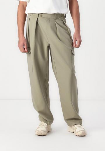 Брюки с накладными карманами