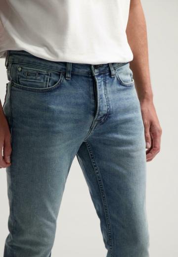Узкие джинсы