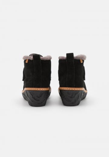 Сапожки на танкетке