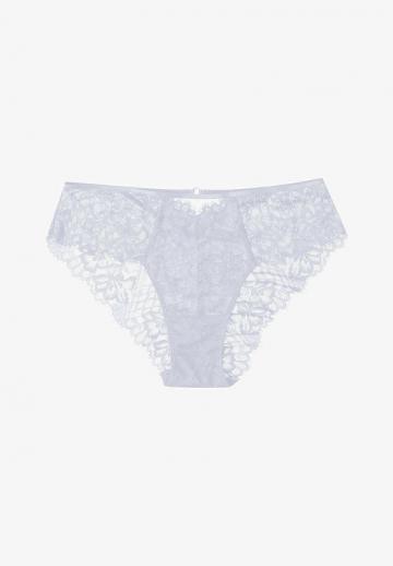 Трусы на бедрах