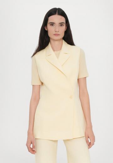 Длинный жилет