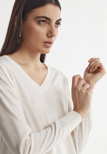 Пуловер с вырезом V