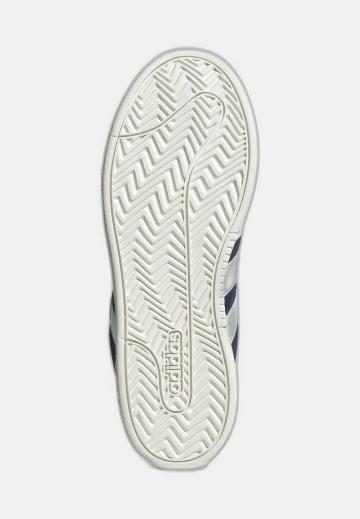 Походные кроссовки